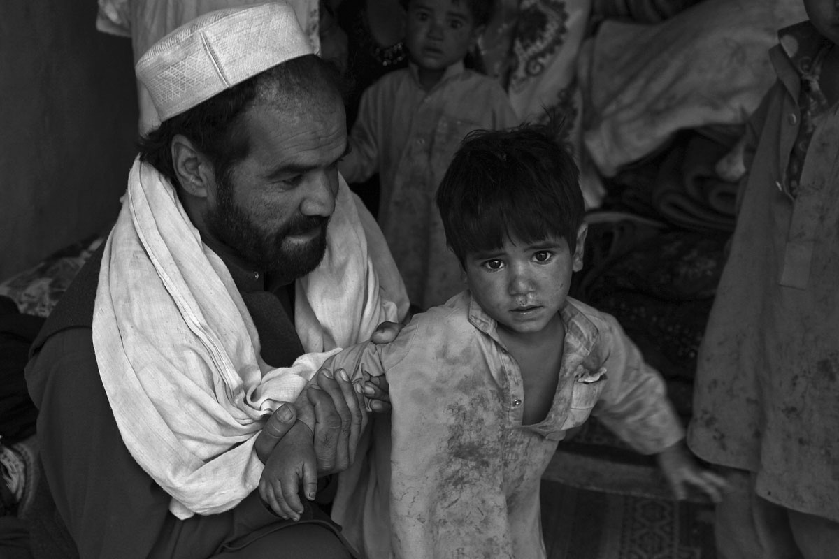Afghane hält Kind